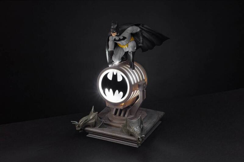 DC SUPER HEROES BATMAN FIGURINE BAT SIGNAL USB PROJECTION LED LAMP LIGHT *BNIB*